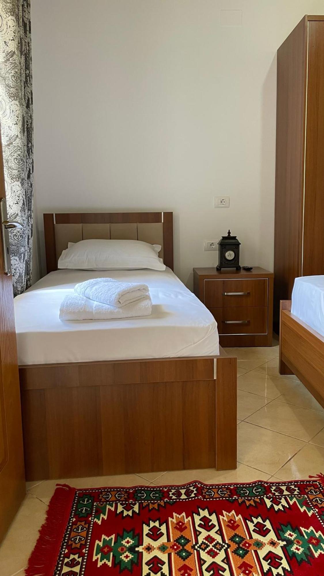 Meroli Guesthouse - Unesco Quarter Berat Luaran gambar