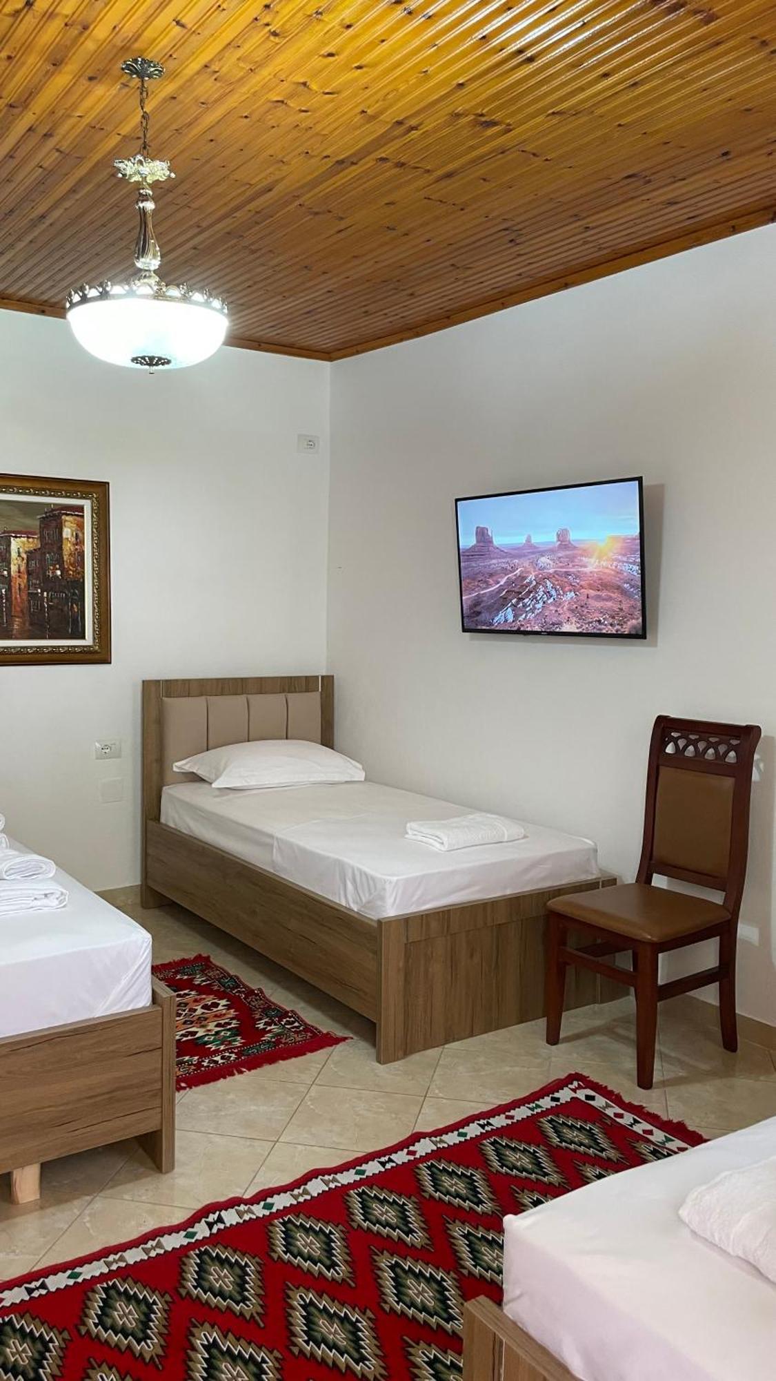 Meroli Guesthouse - Unesco Quarter Berat Luaran gambar