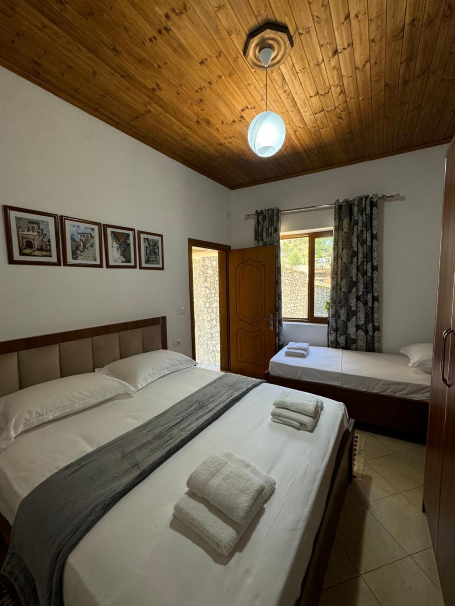 Meroli Guesthouse - Unesco Quarter Berat Luaran gambar