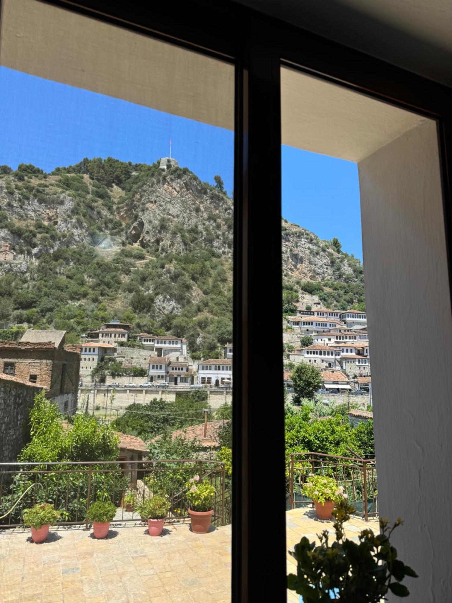 Meroli Guesthouse - Unesco Quarter Berat Luaran gambar