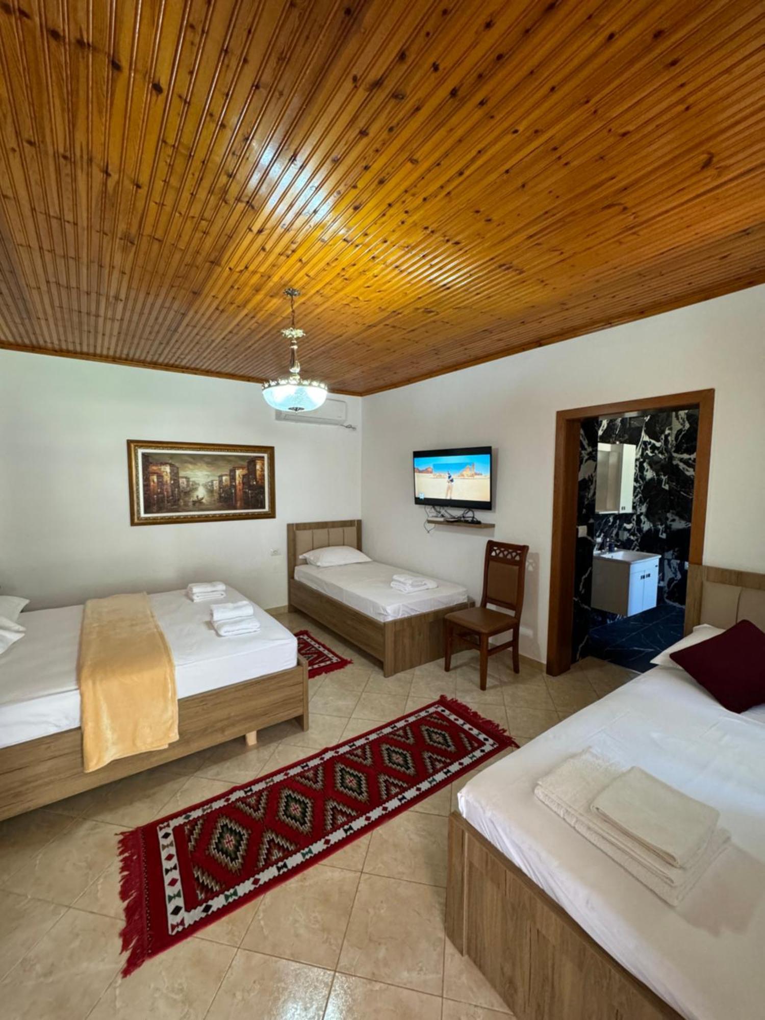 Meroli Guesthouse - Unesco Quarter Berat Luaran gambar
