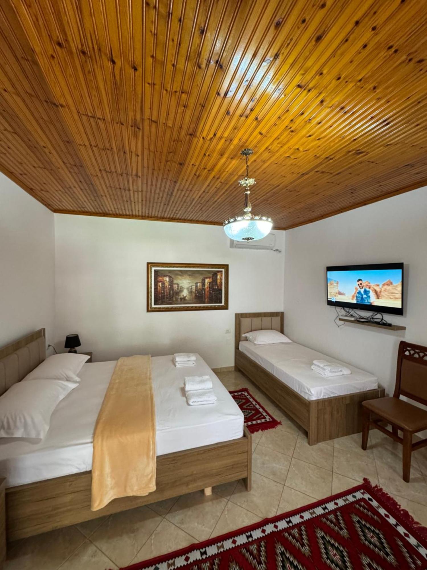 Meroli Guesthouse - Unesco Quarter Berat Luaran gambar