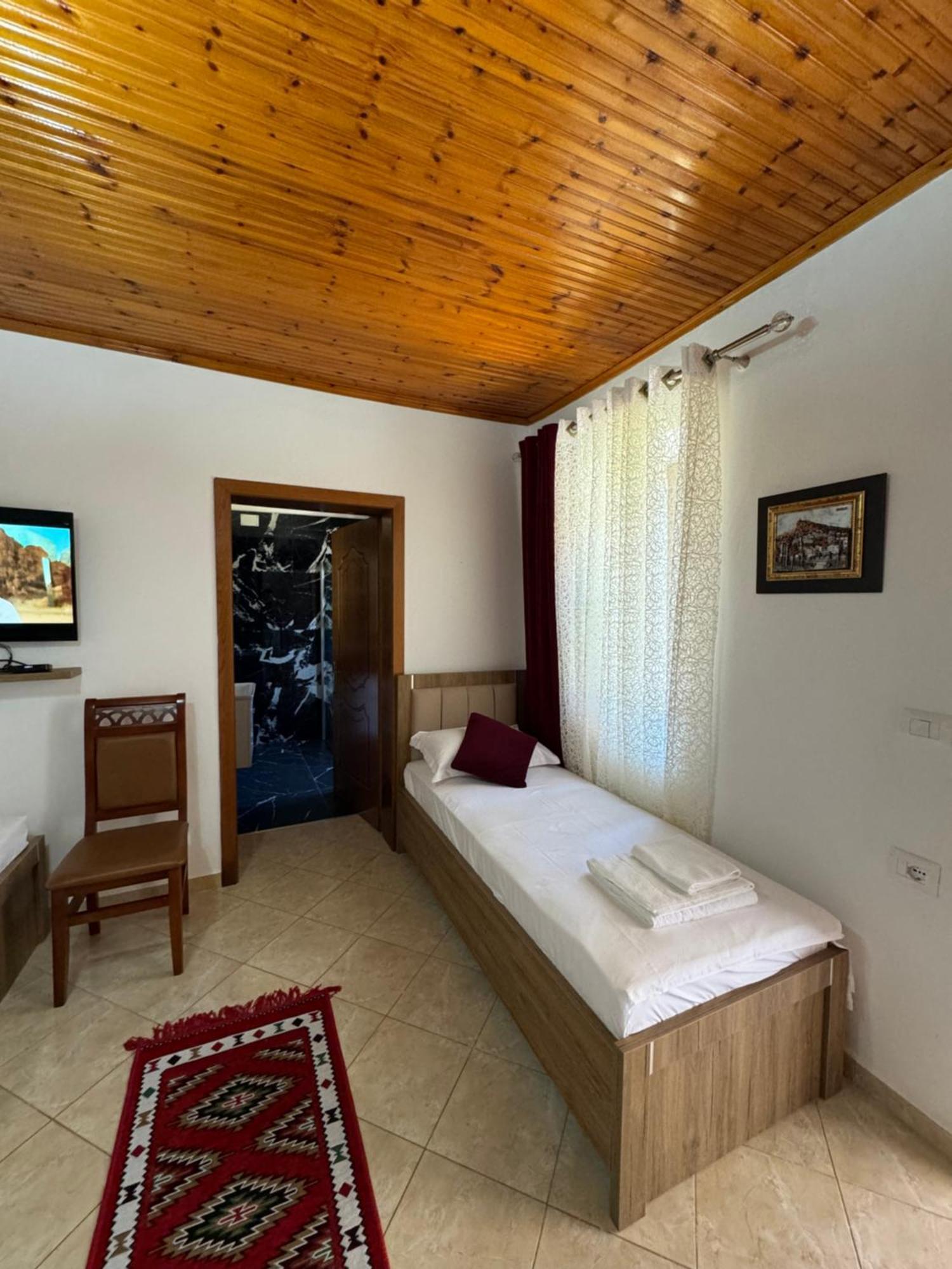 Meroli Guesthouse - Unesco Quarter Berat Luaran gambar