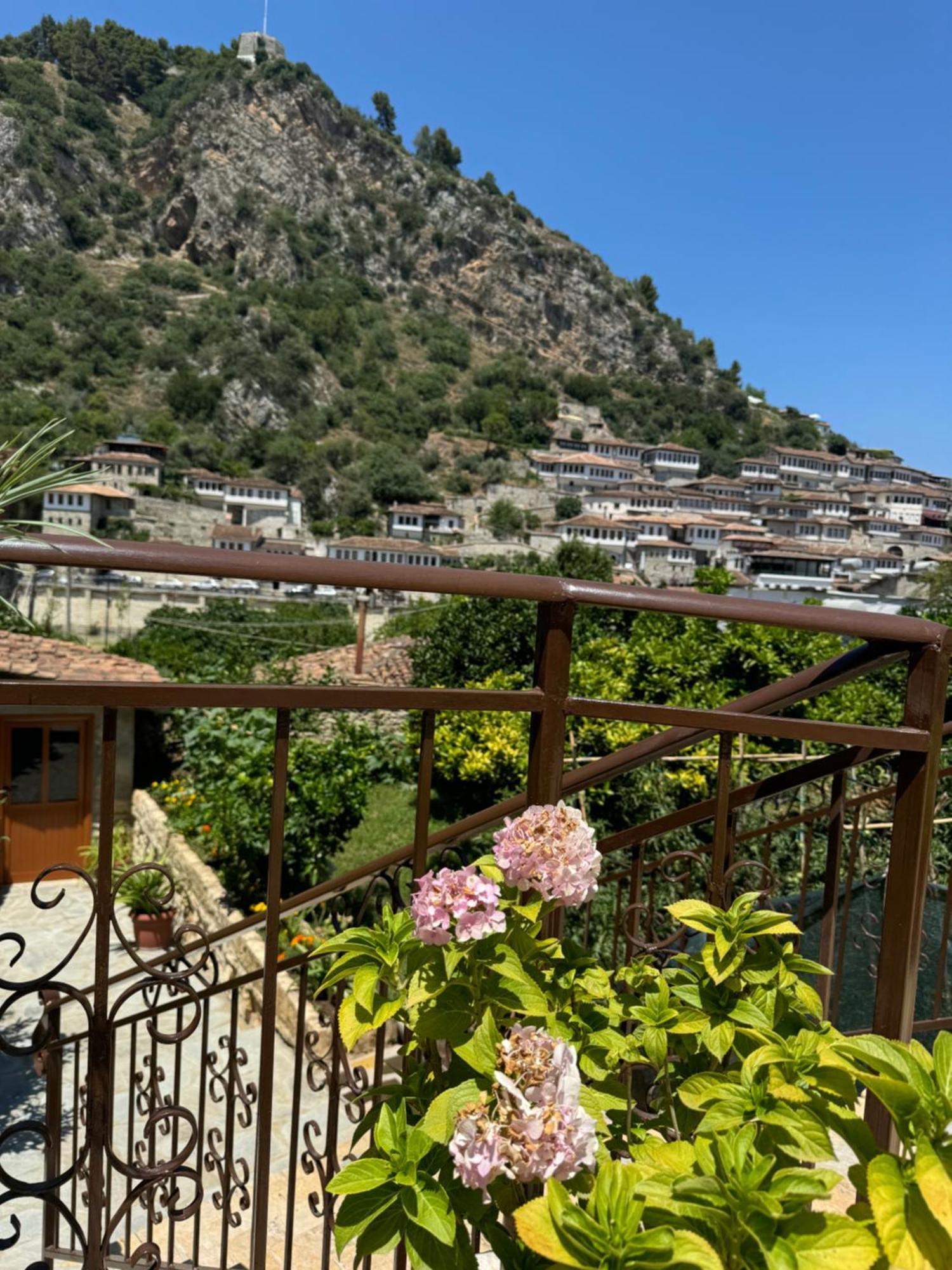 Meroli Guesthouse - Unesco Quarter Berat Luaran gambar