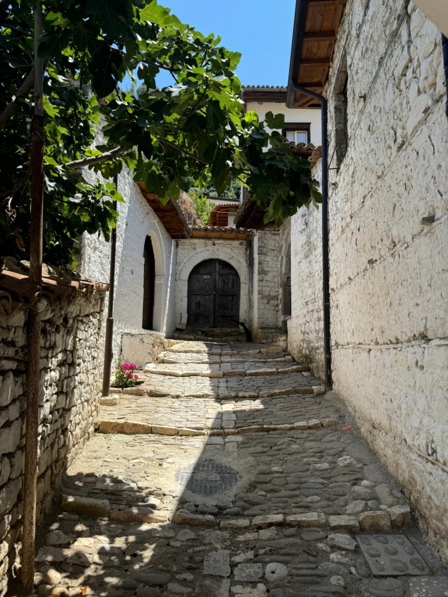 Meroli Guesthouse - Unesco Quarter Berat Luaran gambar