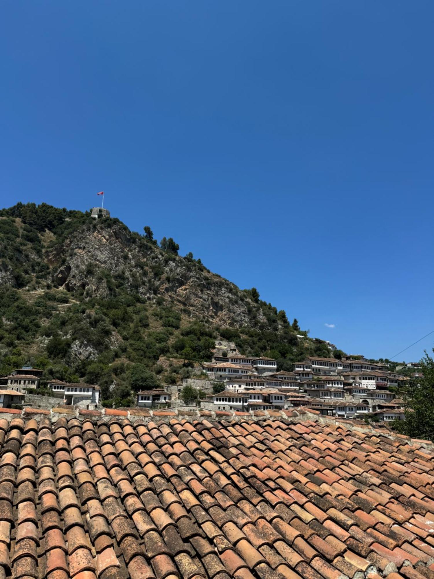 Meroli Guesthouse - Unesco Quarter Berat Luaran gambar