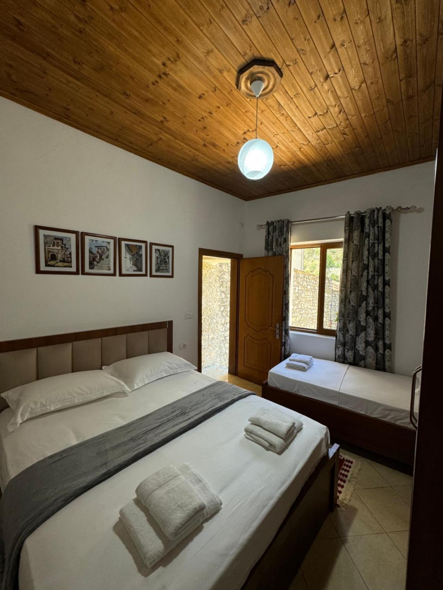 Meroli Guesthouse - Unesco Quarter Berat Luaran gambar