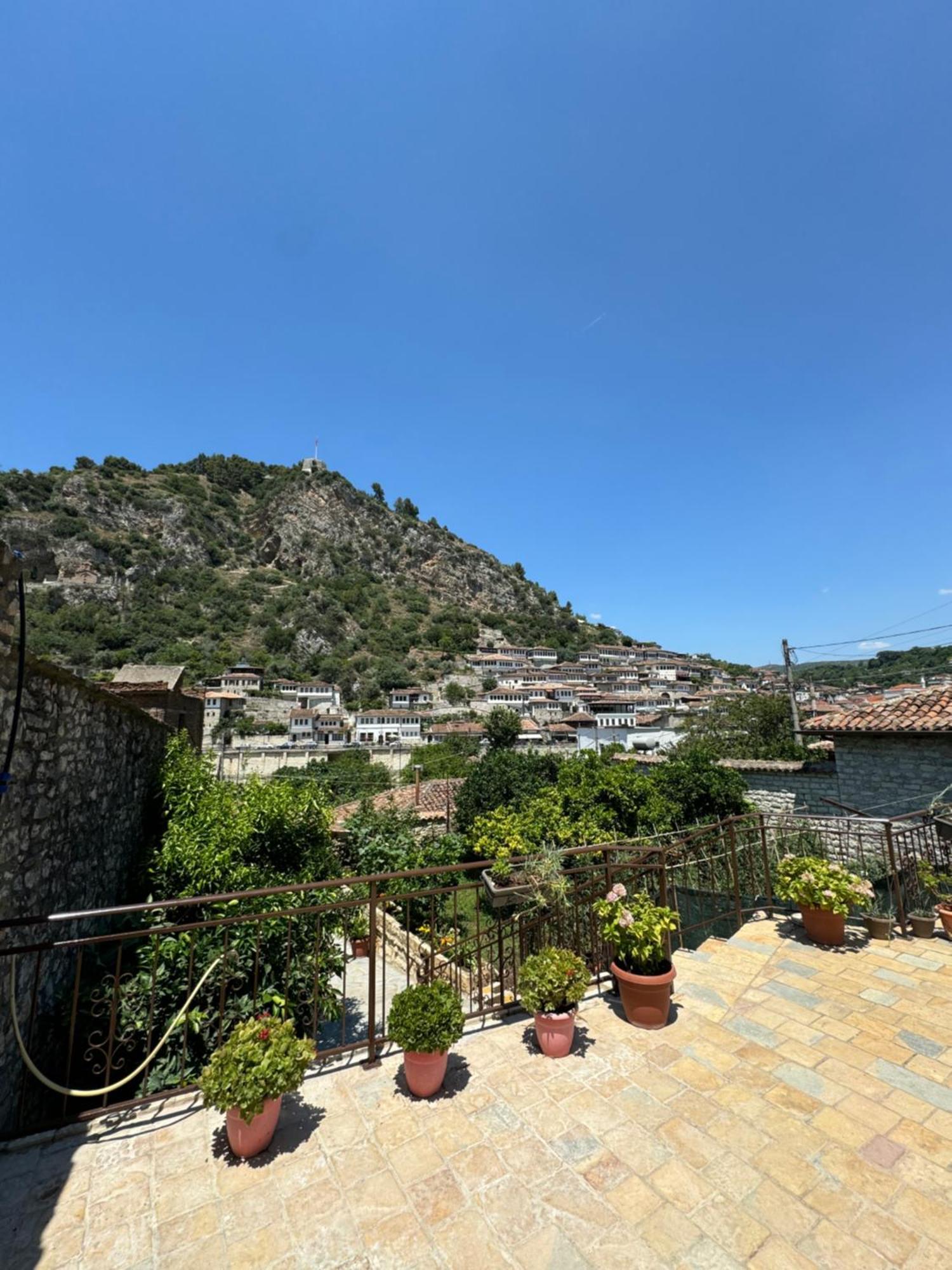 Meroli Guesthouse - Unesco Quarter Berat Luaran gambar