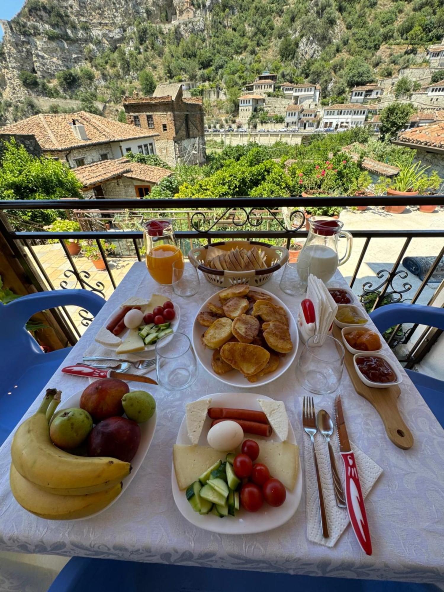 Meroli Guesthouse - Unesco Quarter Berat Luaran gambar