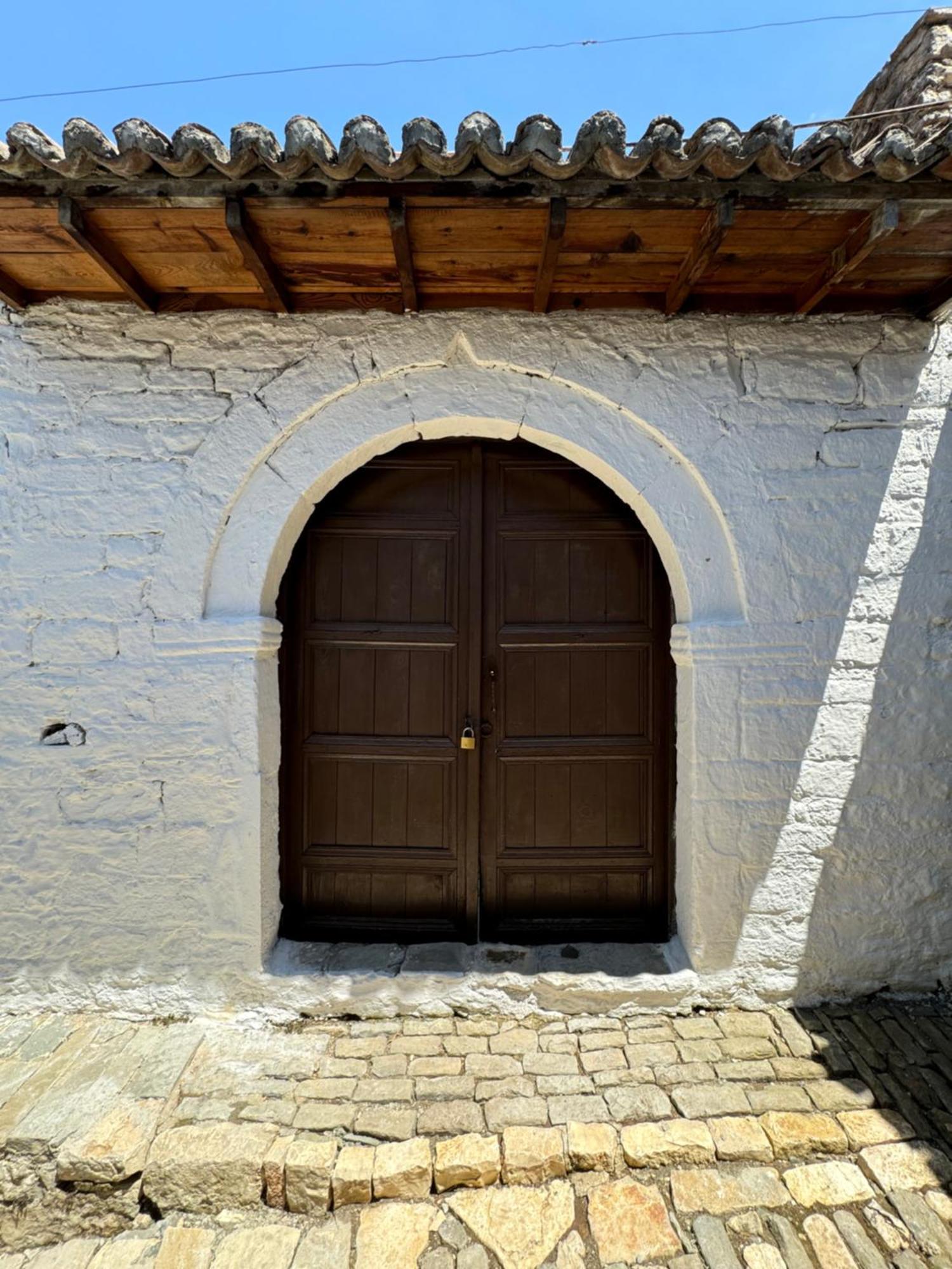 Meroli Guesthouse - Unesco Quarter Berat Luaran gambar