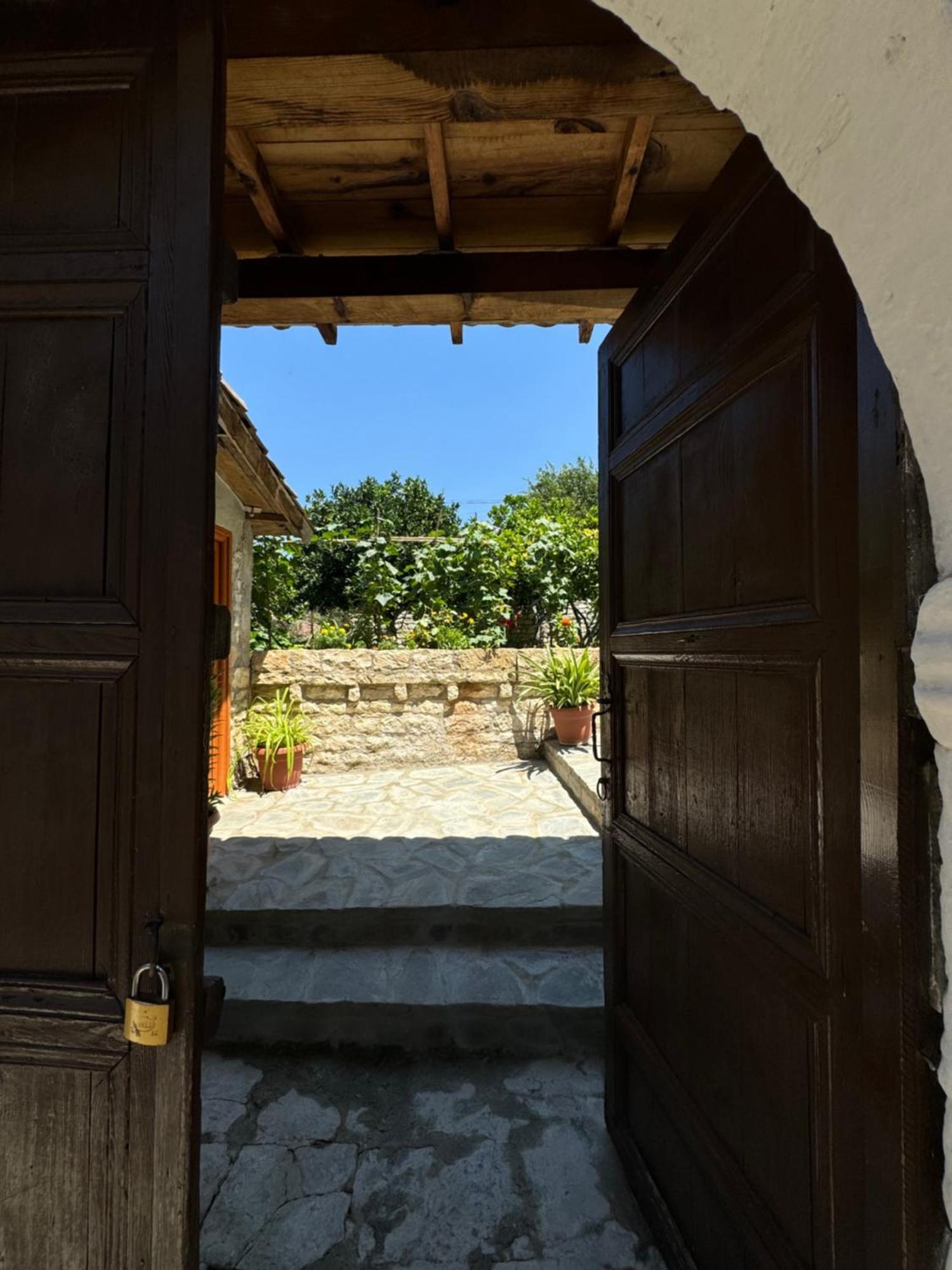Meroli Guesthouse - Unesco Quarter Berat Luaran gambar