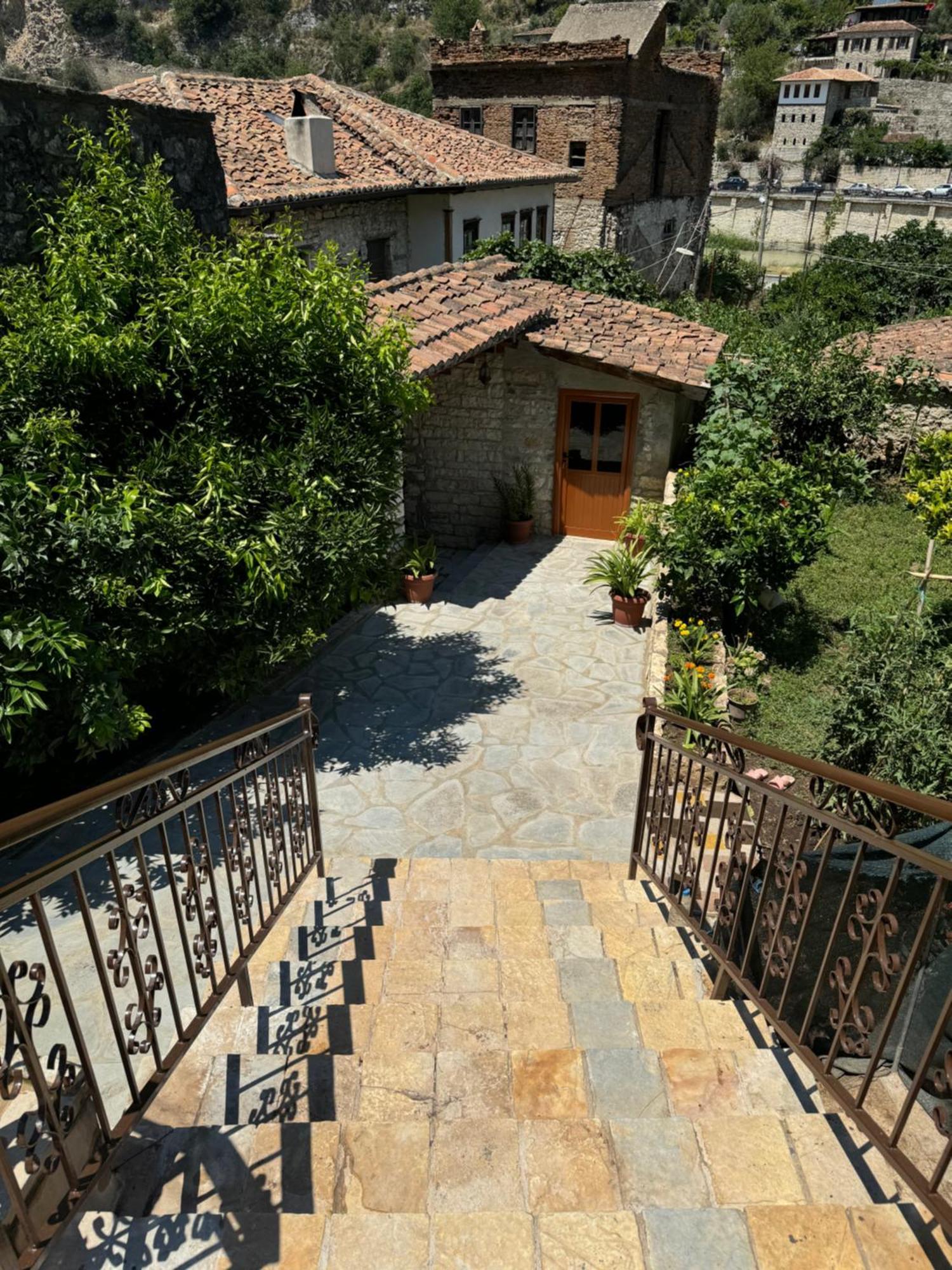 Meroli Guesthouse - Unesco Quarter Berat Luaran gambar