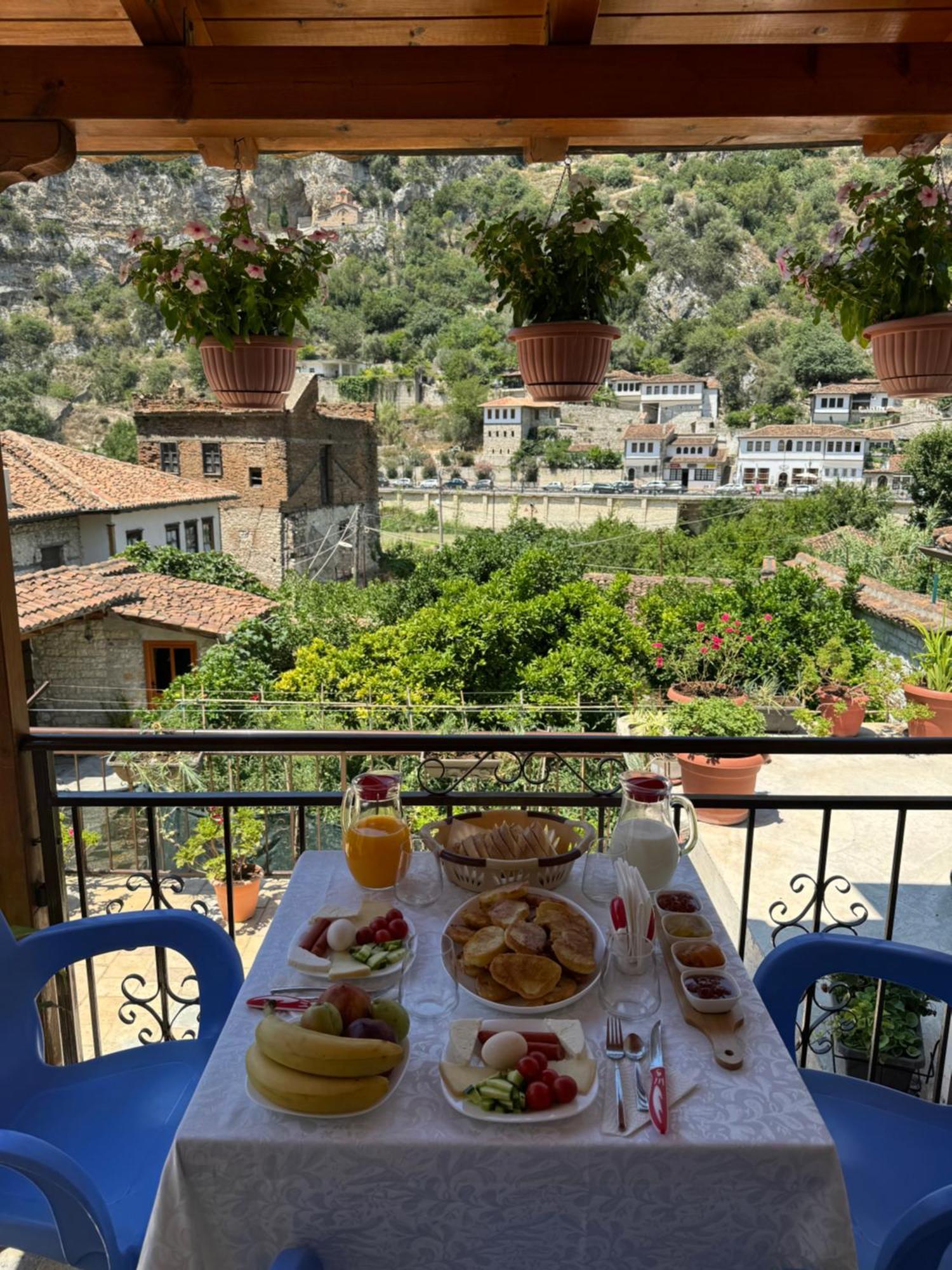 Meroli Guesthouse - Unesco Quarter Berat Luaran gambar