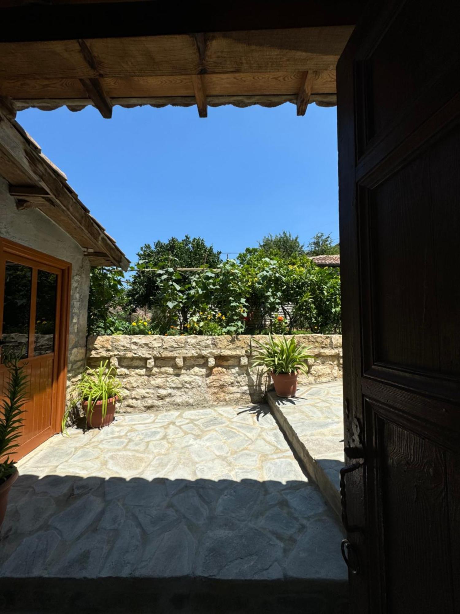 Meroli Guesthouse - Unesco Quarter Berat Luaran gambar