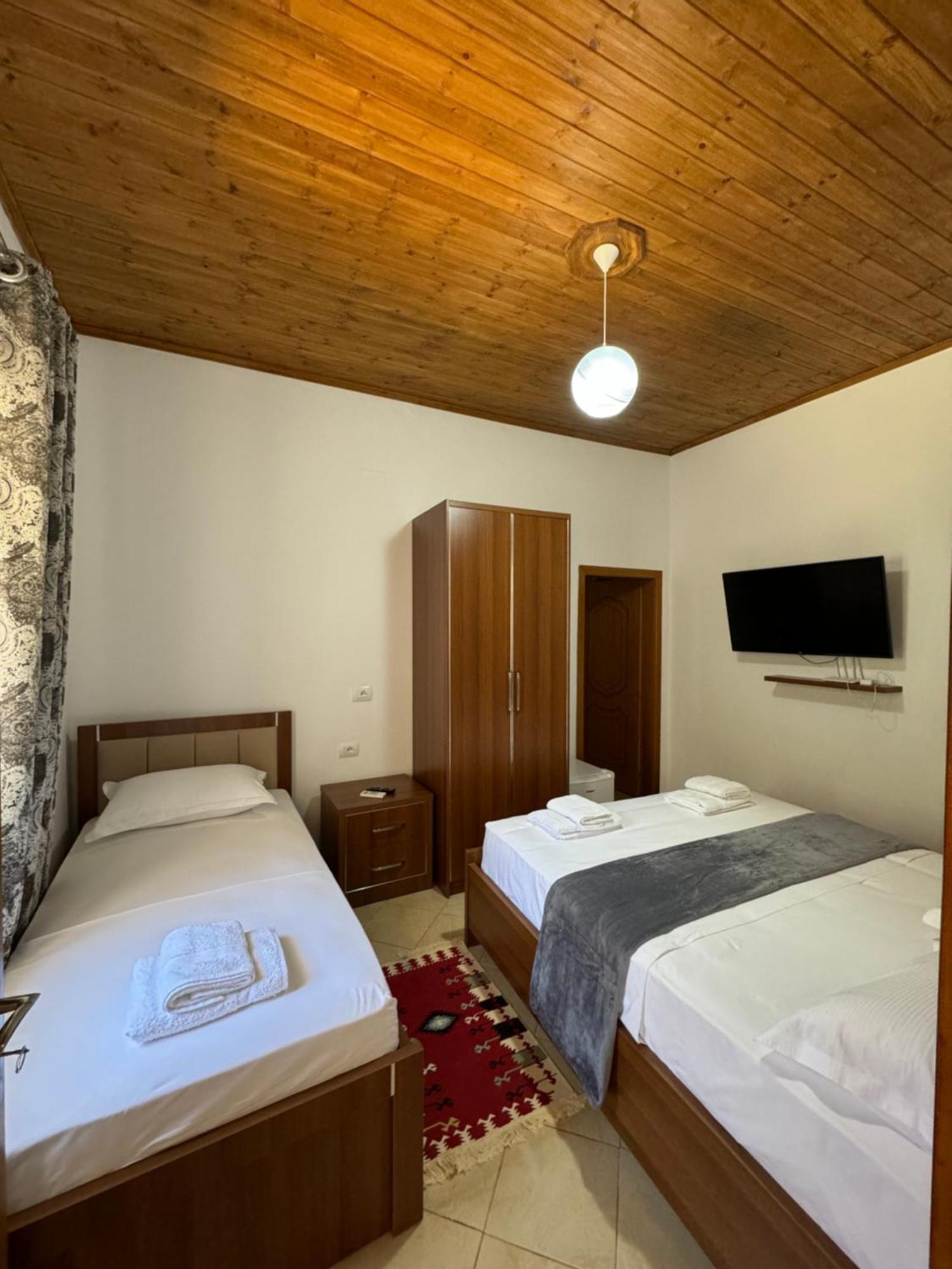 Meroli Guesthouse - Unesco Quarter Berat Luaran gambar