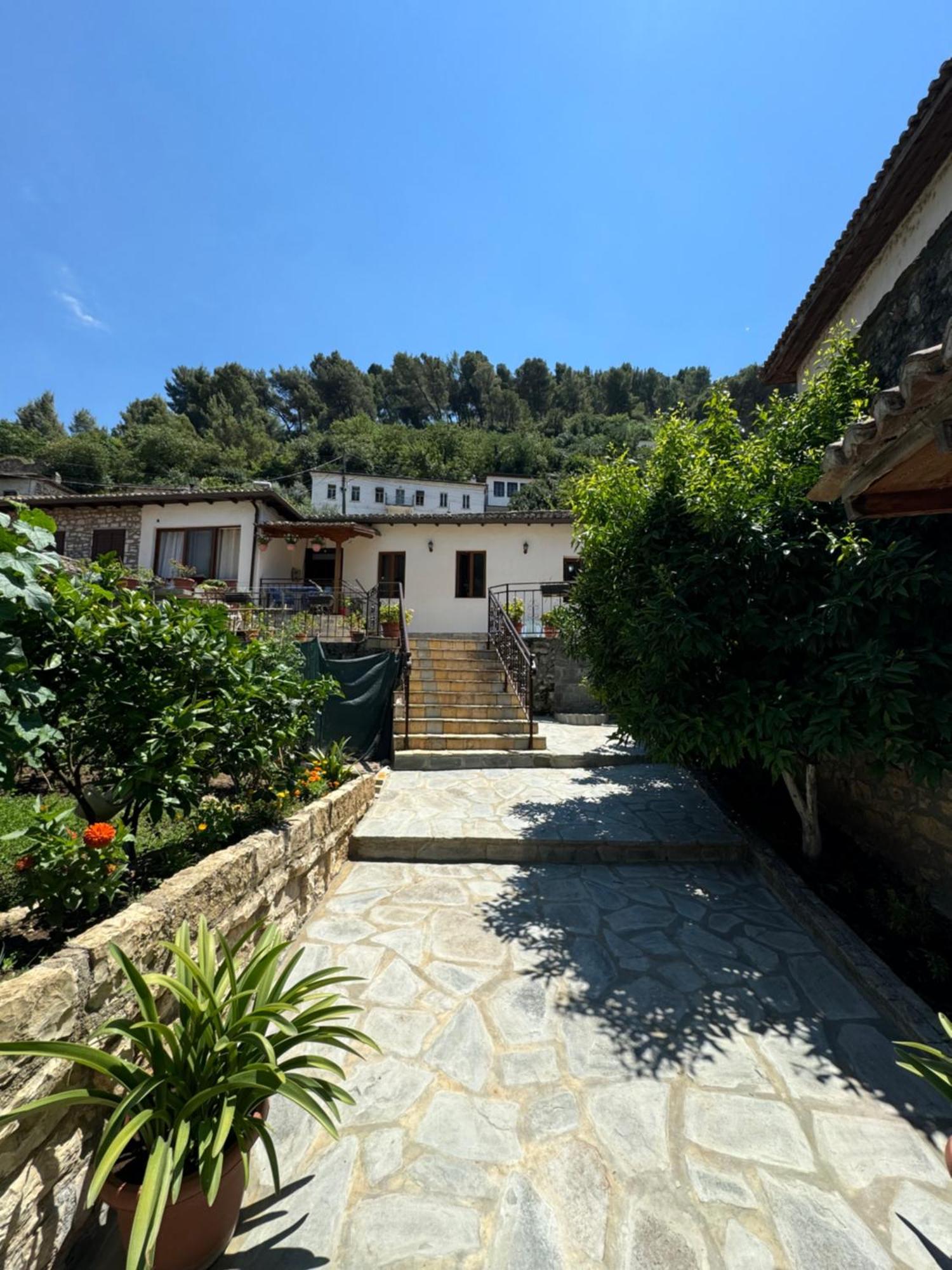 Meroli Guesthouse - Unesco Quarter Berat Luaran gambar