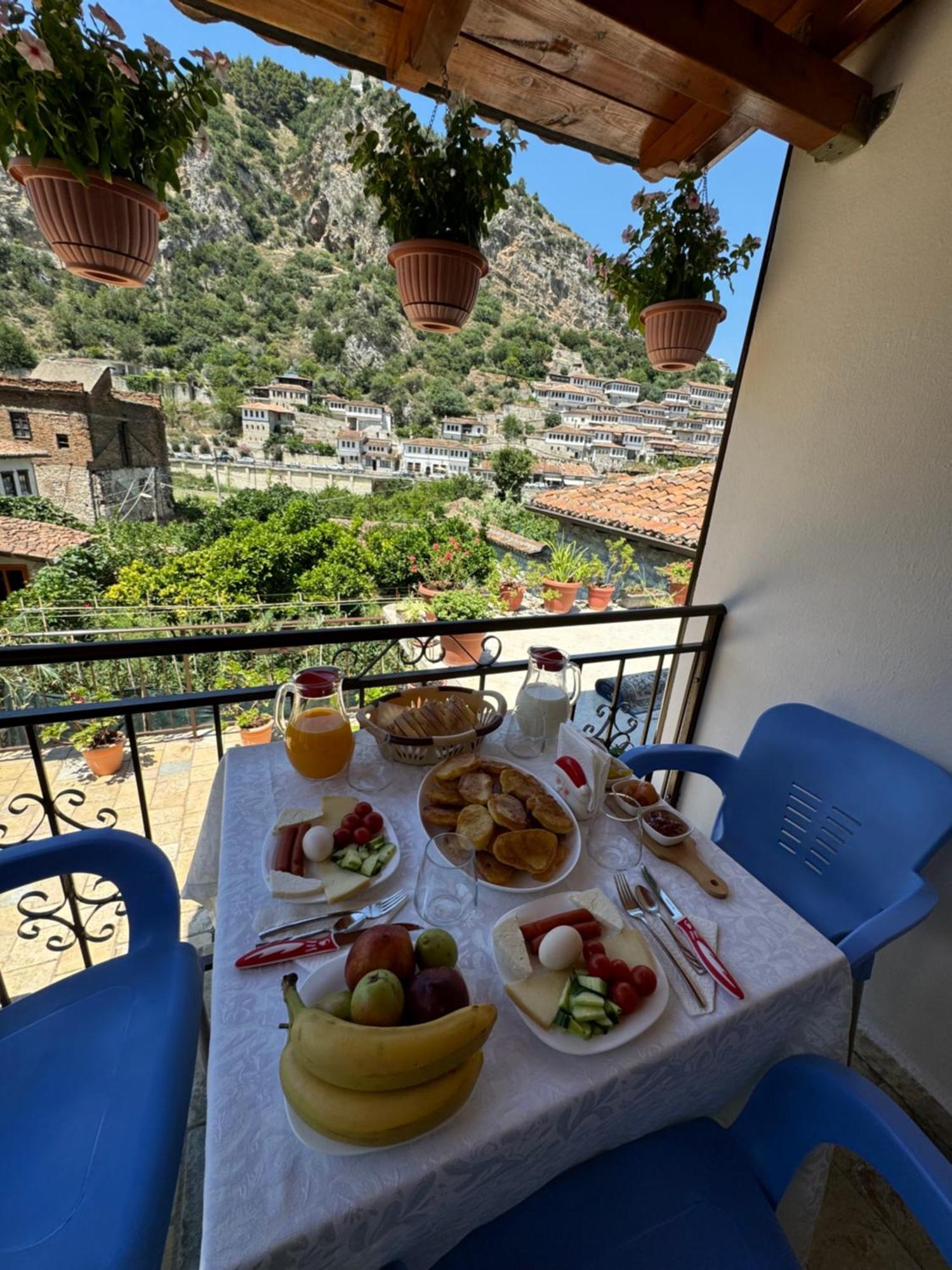 Meroli Guesthouse - Unesco Quarter Berat Luaran gambar