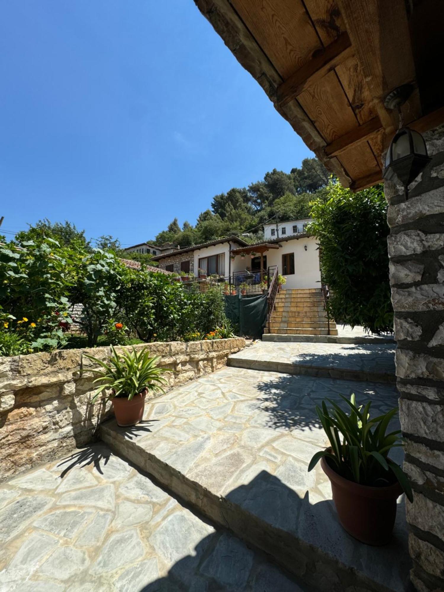 Meroli Guesthouse - Unesco Quarter Berat Luaran gambar
