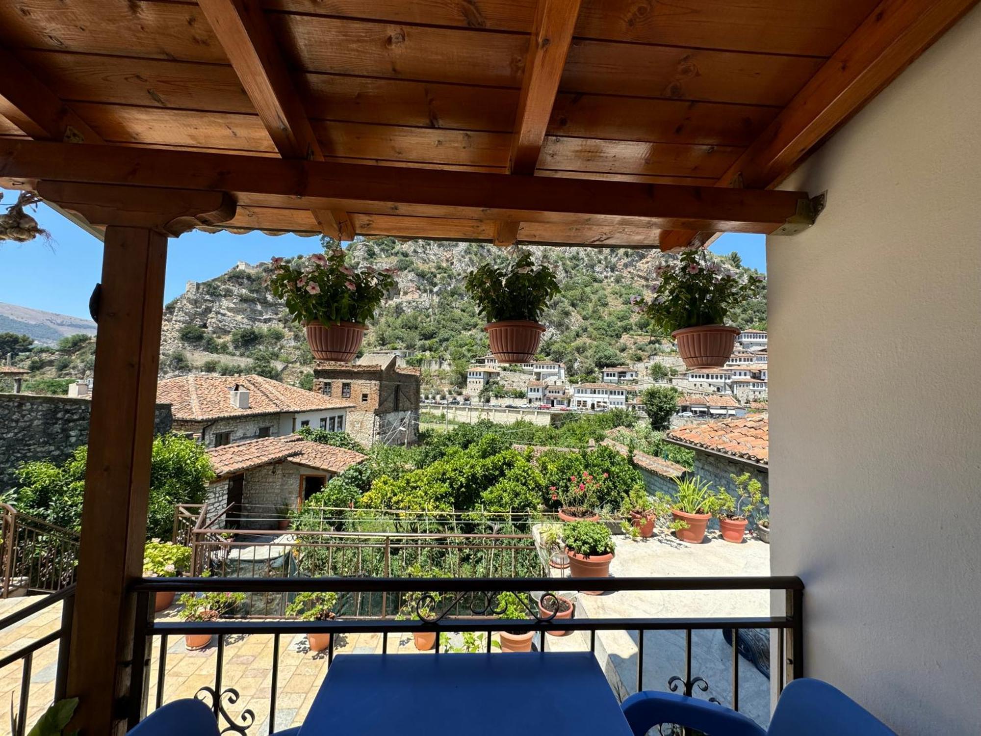Meroli Guesthouse - Unesco Quarter Berat Luaran gambar