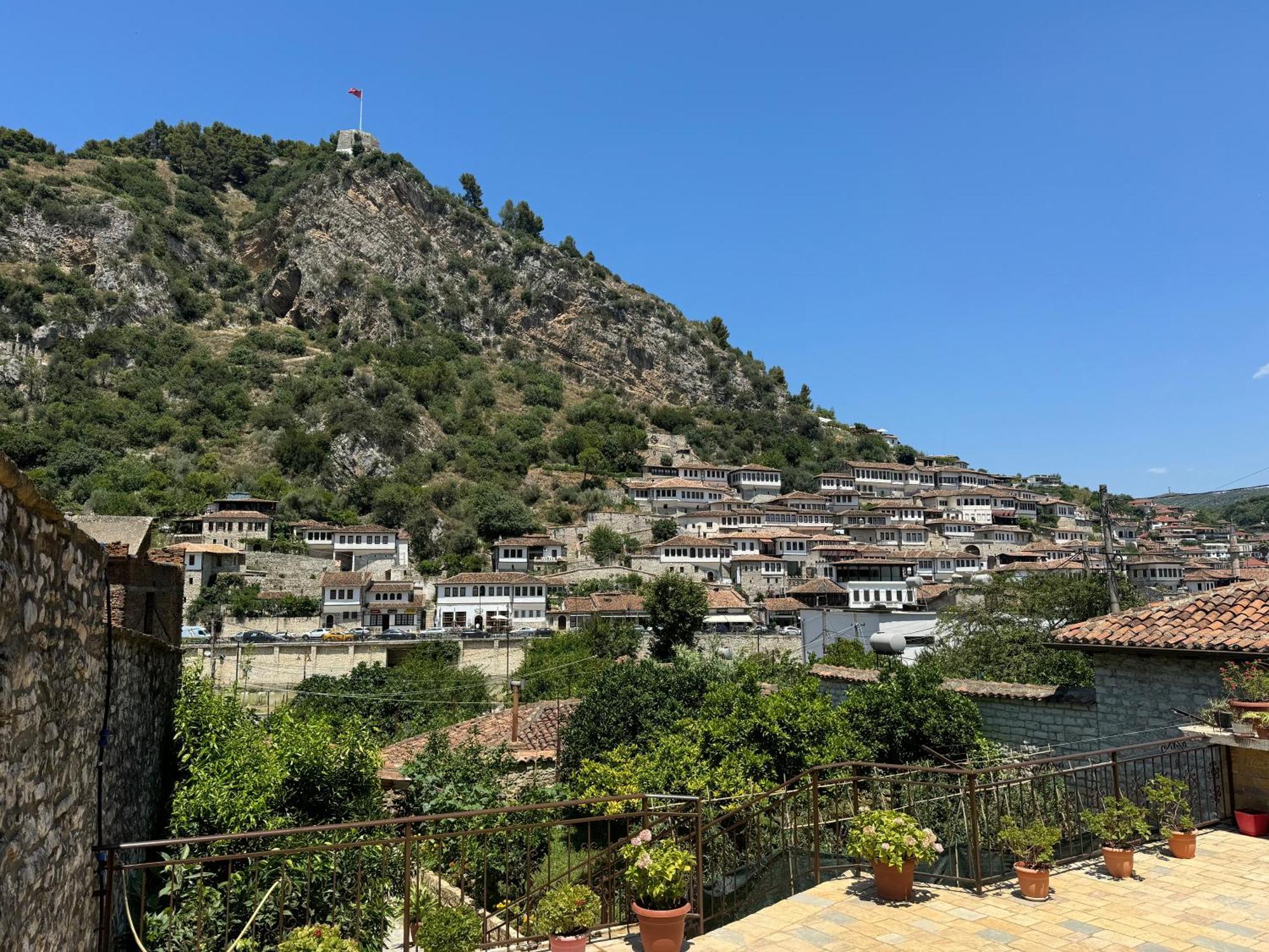 Meroli Guesthouse - Unesco Quarter Berat Luaran gambar