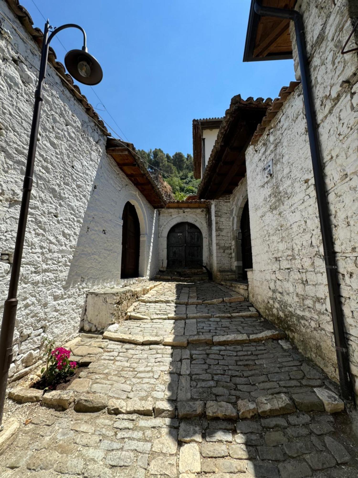 Meroli Guesthouse - Unesco Quarter Berat Luaran gambar