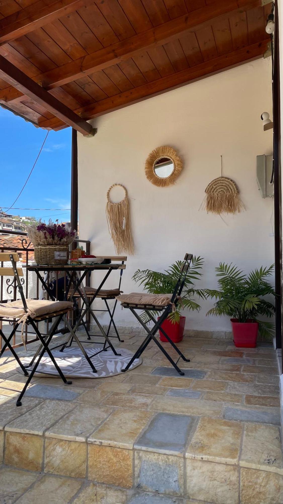 Meroli Guesthouse - Unesco Quarter Berat Luaran gambar