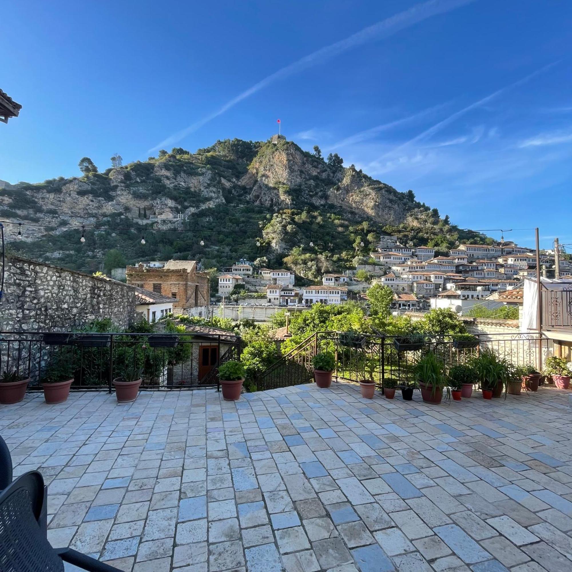 Meroli Guesthouse - Unesco Quarter Berat Luaran gambar